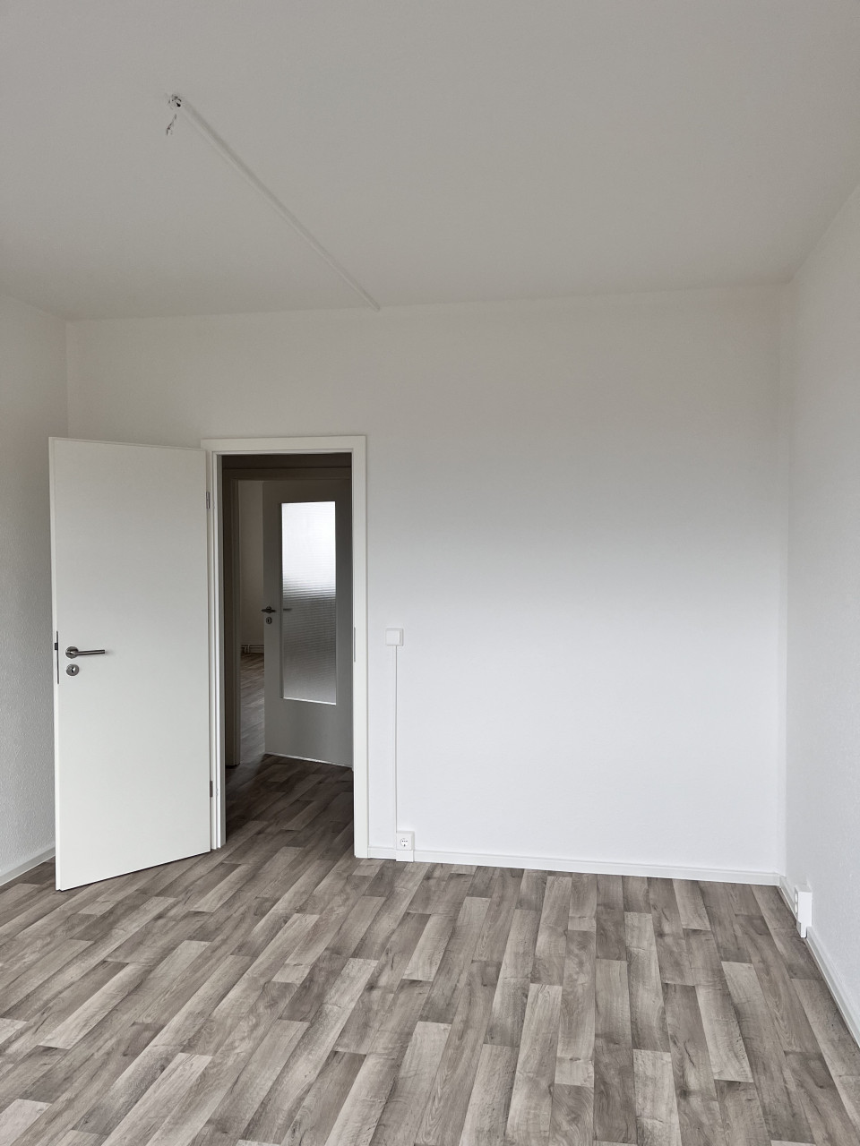 Schlafzimmer - FRISCH RENOVIERT! 2 Zimmer, Tageslichtküche und XXL-Balkon