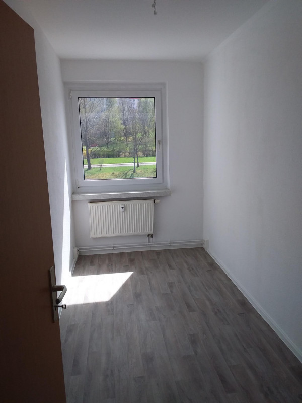 Children's rooms – 3 bedrooms, walk-in shower, parking, and a beautiful facade
