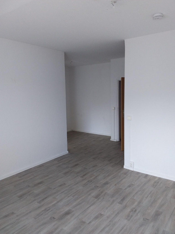 Detailed view - 3 bedrooms, walk-in shower, parking, and a beautiful facade