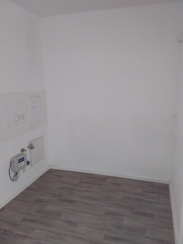 Kitchen – 3 bedrooms, walk-in shower, parking, and a beautiful facade