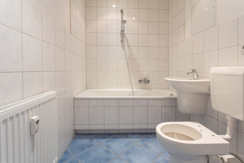 Bad - Komplett möblierte 3-Raumwohnung