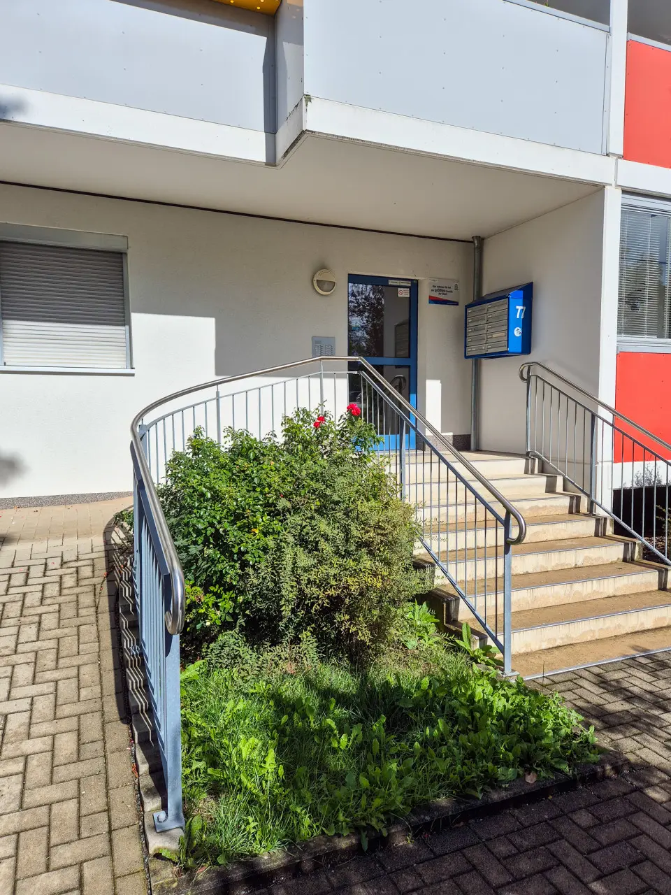 Building Entrance - 3-room apartment with a kitchen-dining area and an XXL balcony