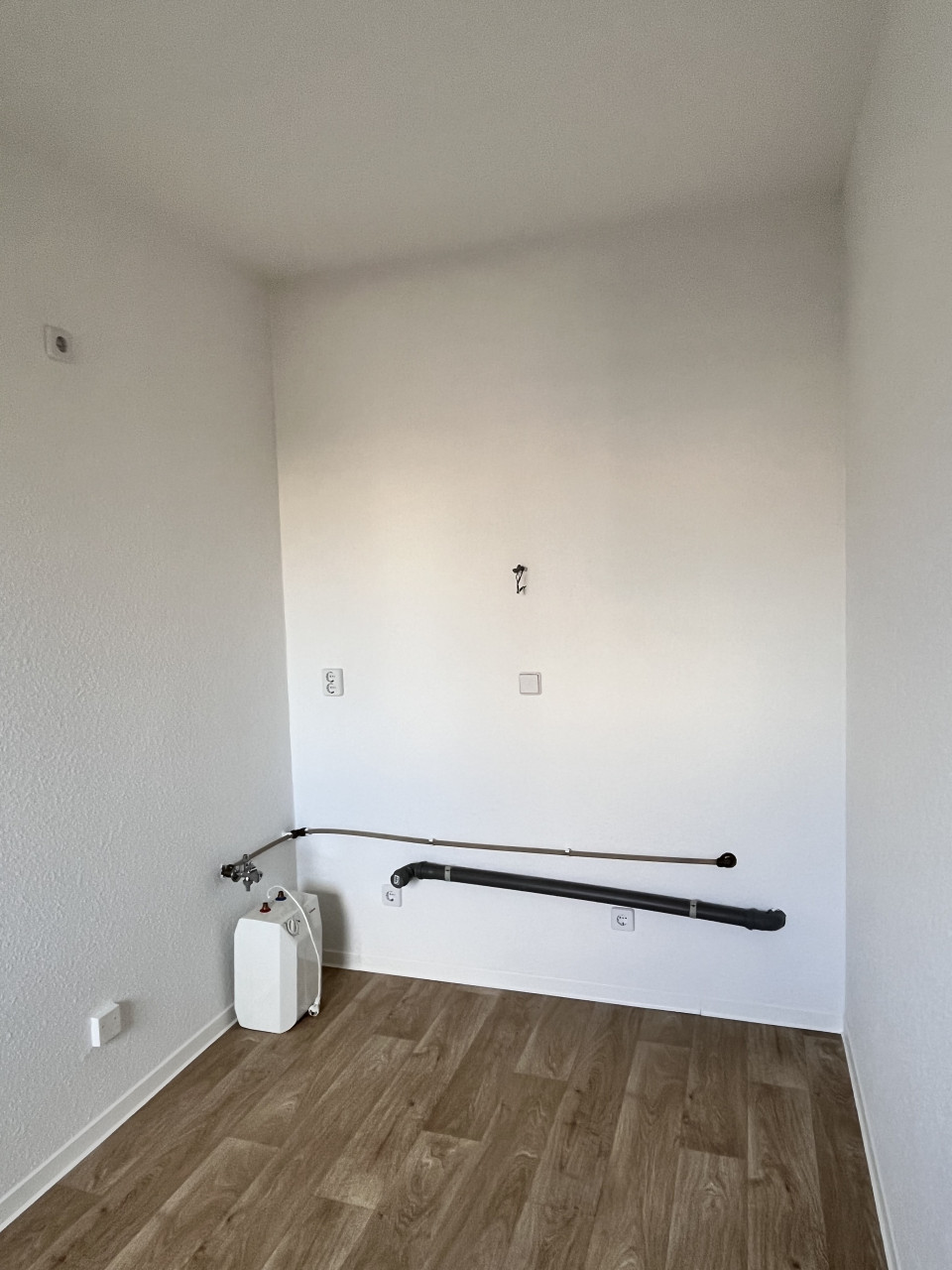 Kitchen - 2 rooms, large sunny balcony and daylight kitchen