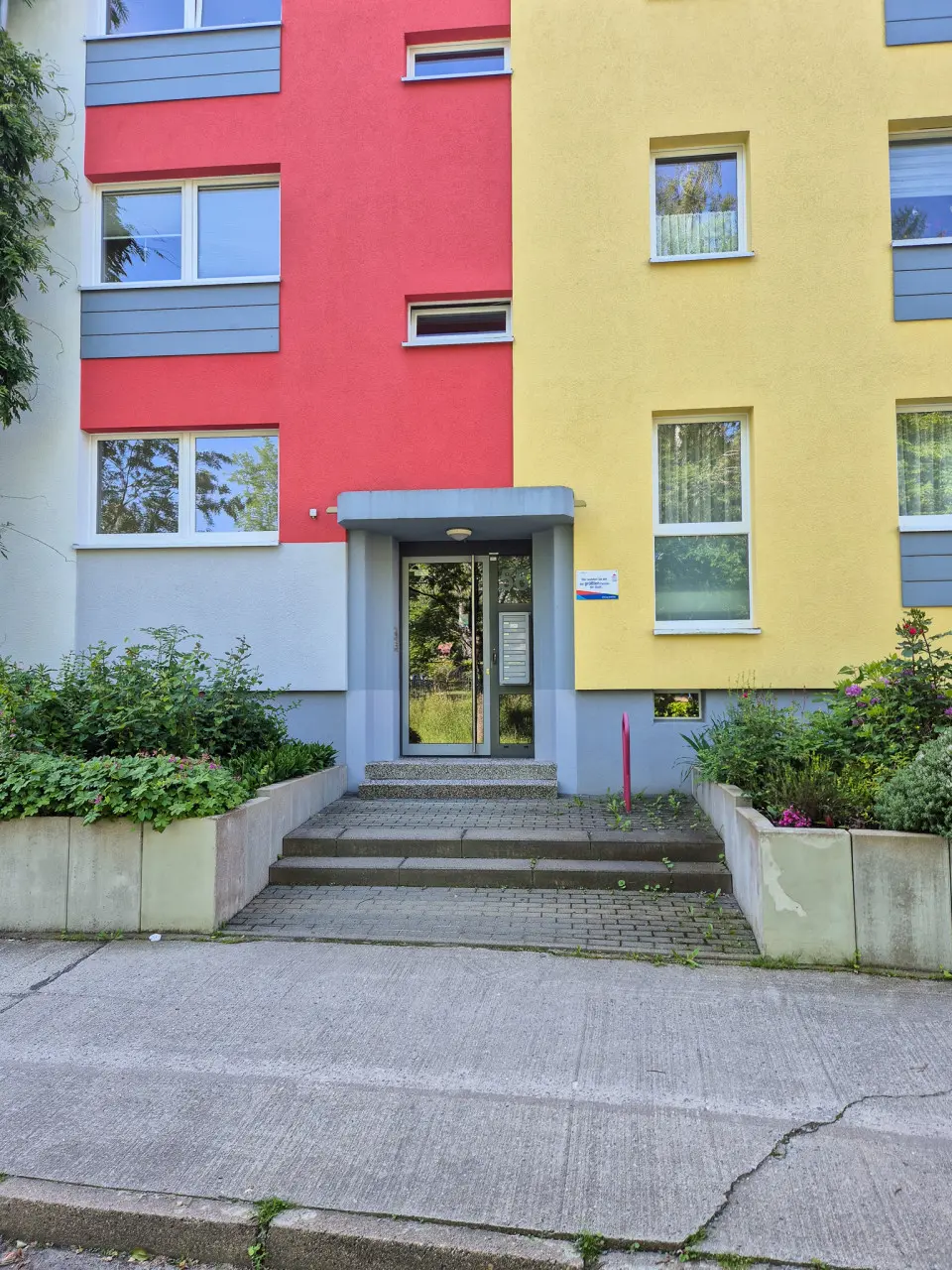 Hauseingang - +!+ LICHTDURCHFLUTETE 2-Raum-Whg. in Hutholz mit Blick ins Grüne +!+
