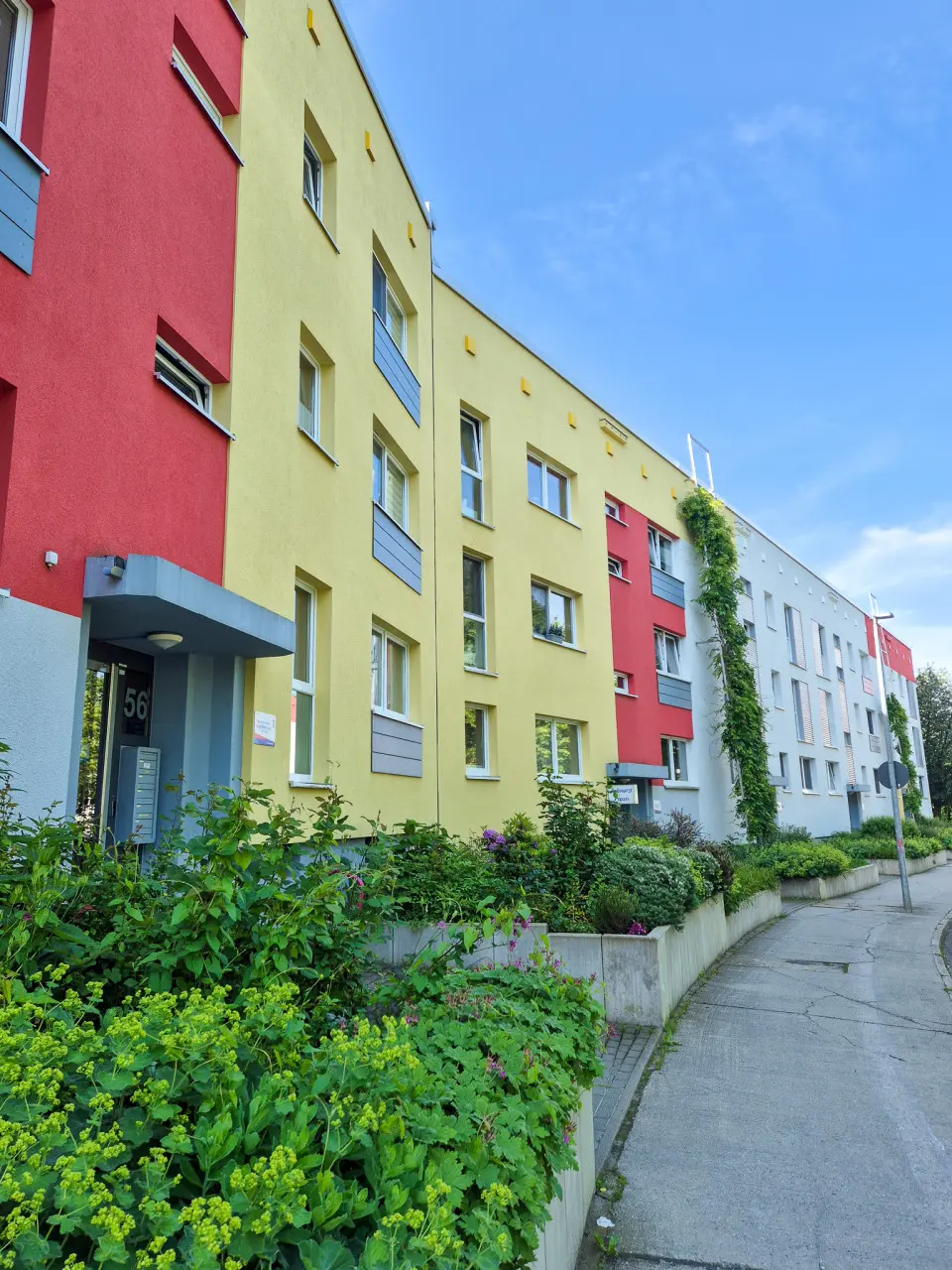 Hausansicht - +!+ LICHTDURCHFLUTETE 2-Raum-Whg. in Hutholz mit Blick ins Grüne +!+