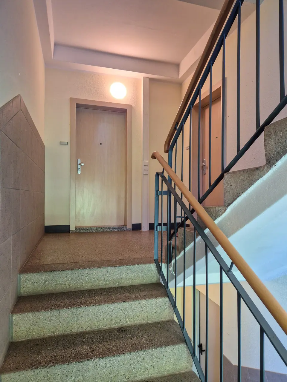 Treppenhaus - +!+ LICHTDURCHFLUTETE 2-Raum-Whg. in Hutholz mit Blick ins Grüne +!+