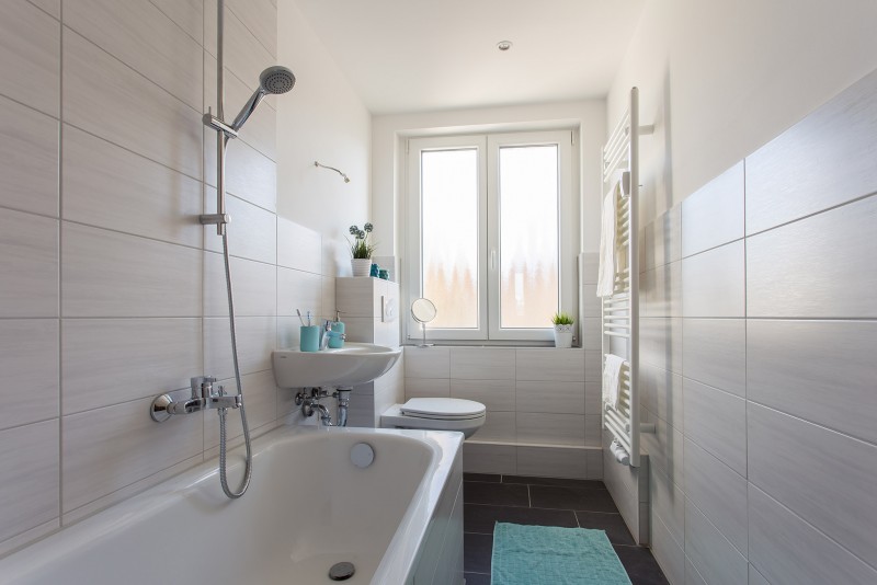 modernes Bad mit Wanne - Schick ausgestattete 3-Zimmer-Wohnung in Altchemnitz