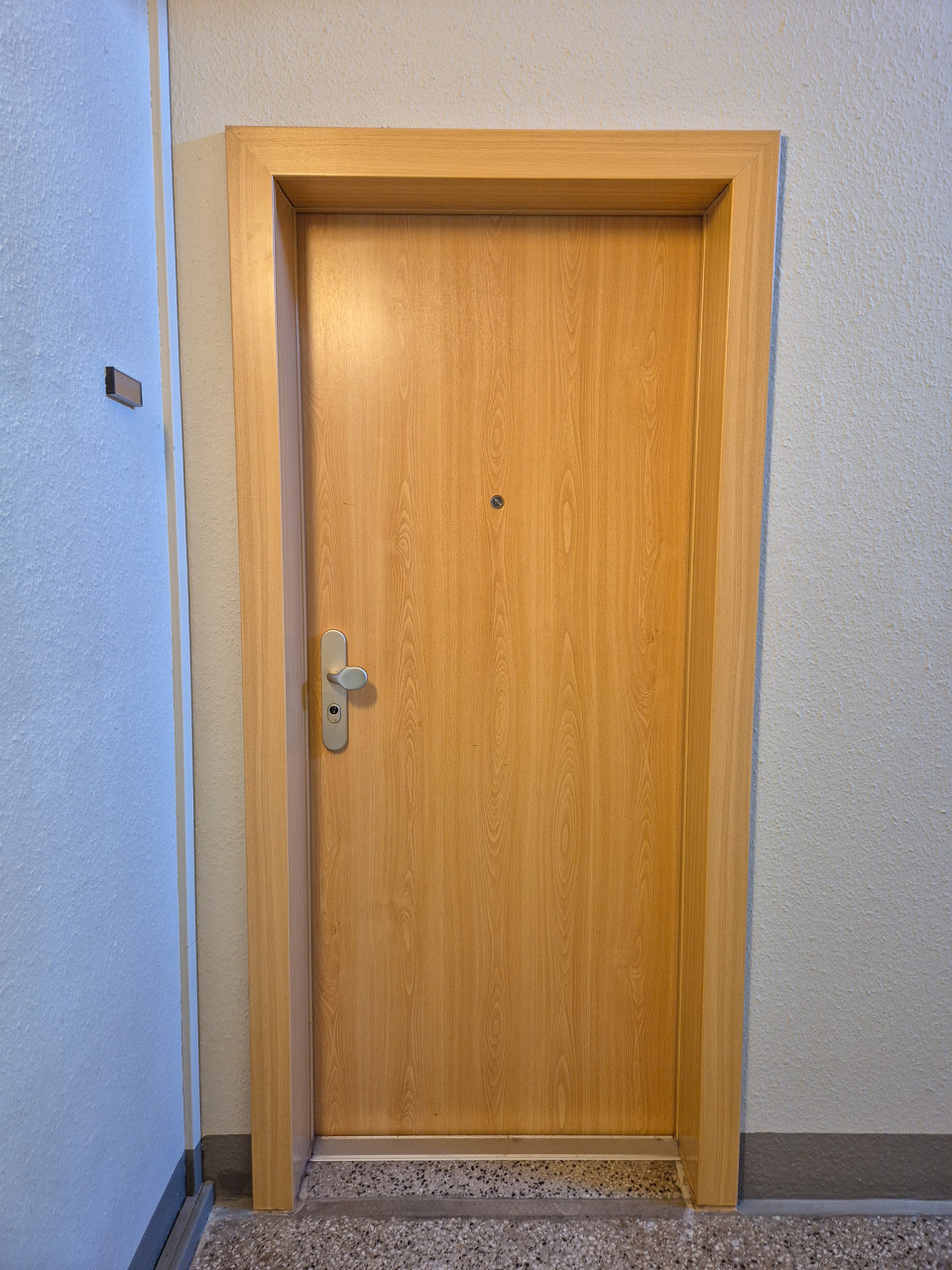 Apartment door - living with a view of the countryside