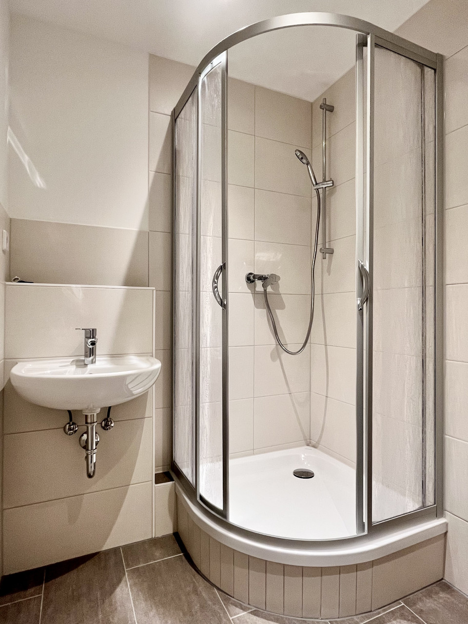 Dusche - XXL-Balkon & frisch renoviert – 2-Raum-Wohnung mit Wohlfühlfaktor