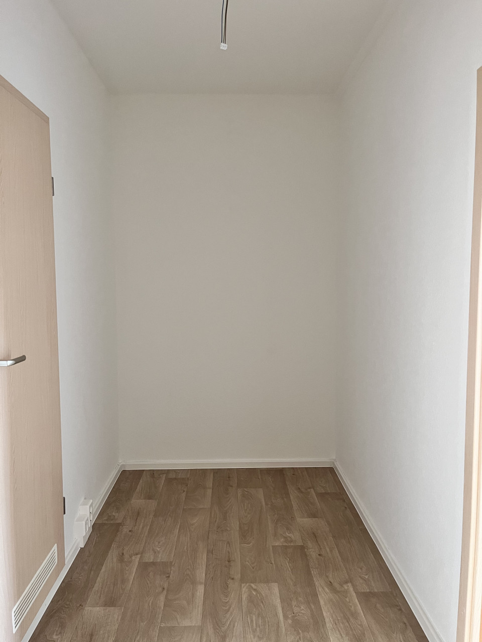 Flur mit Nische - XXL-Balkon & frisch renoviert – 2-Raum-Wohnung mit Wohlfühlfaktor