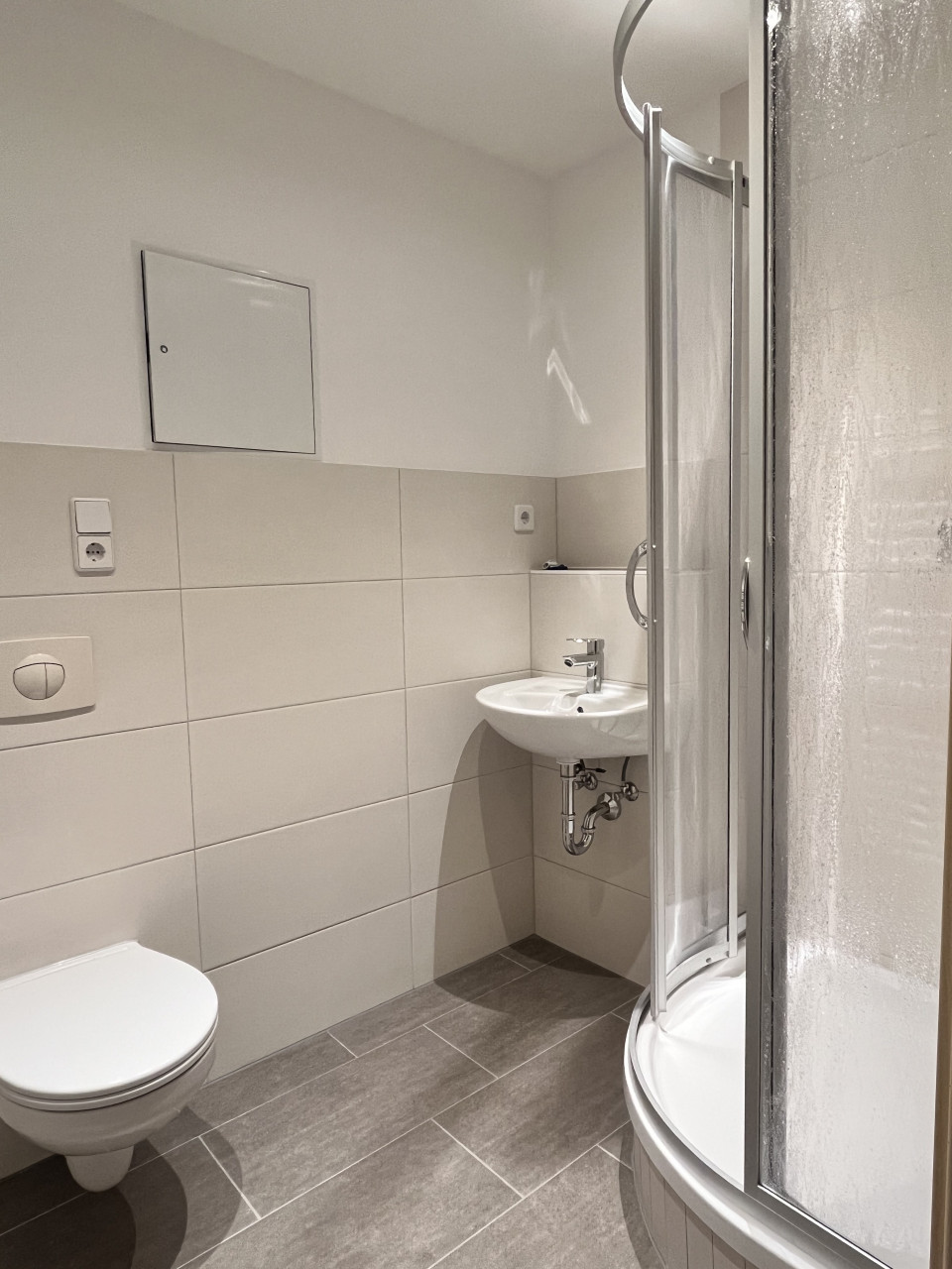 neu gemachtes Badezimmer - XXL-Balkon & frisch renoviert – 2-Raum-Wohnung mit Wohlfühlfaktor