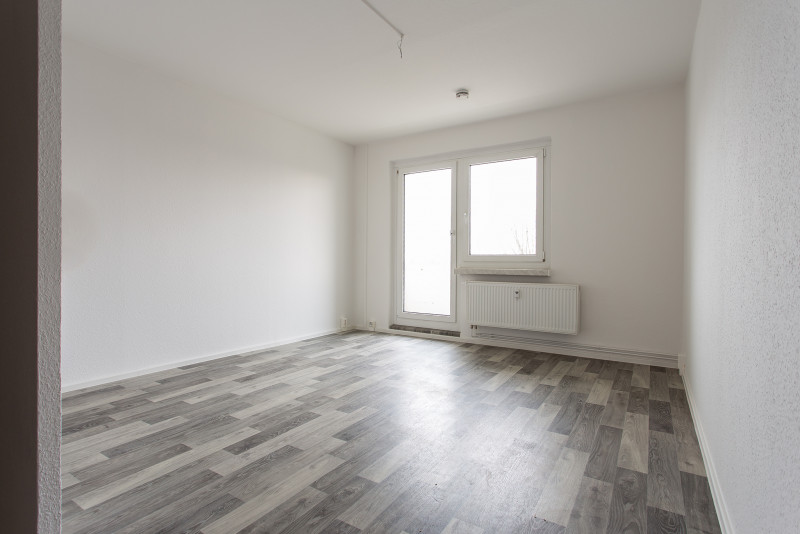 Detailed View - 3-Bedroom Apartment in a Green Setting with a Balcony and Bathtub