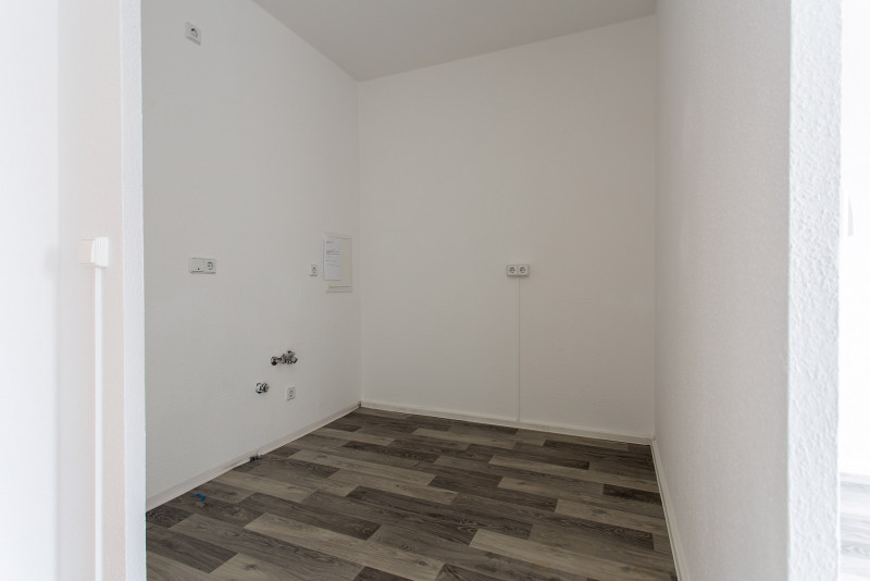 Detailed View - 3-Bedroom Apartment in a Green Setting with a Balcony and Bathtub