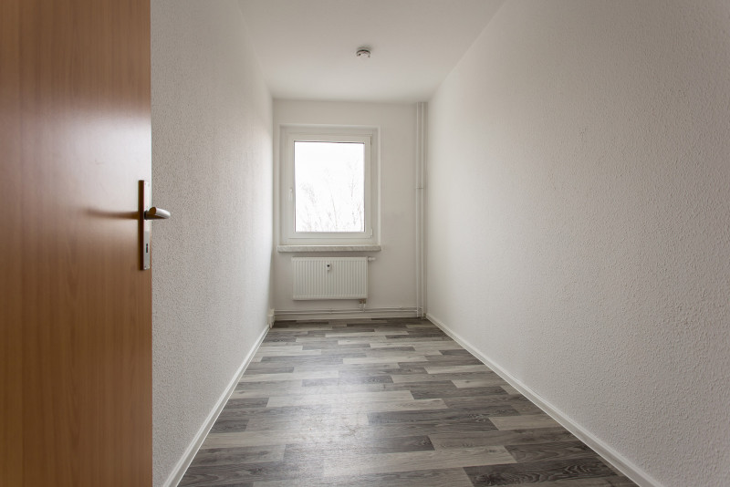 Detailed View - 3-Bedroom Apartment in a Green Setting with a Balcony and Bathtub