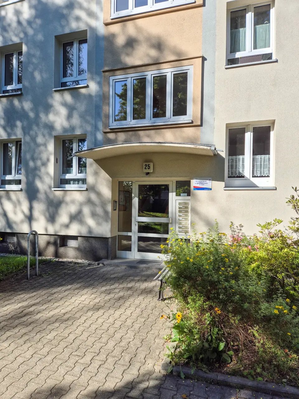Building Entrance - 3-Room Apartment, First-Time Occupancy After Renovation in the Green Neighborhood of Altchemnitz