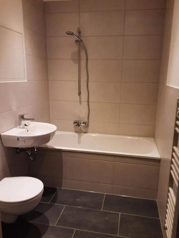 Bad mit Wanne - Moderne 2-Raumwohnung im Grünen