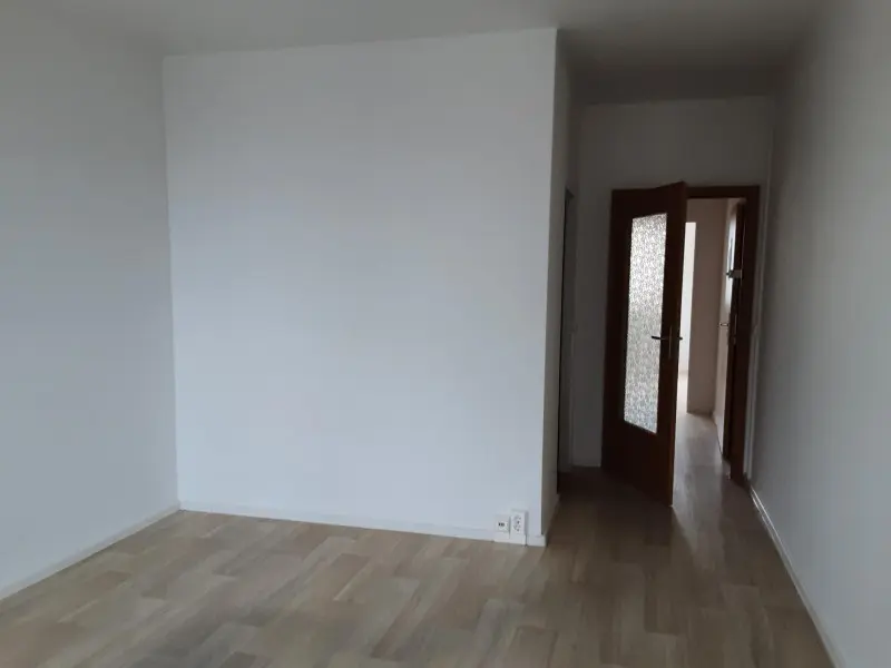 Wohnzimmer - Blick zur Küche - Moderne 2-Raumwohnung im Grünen