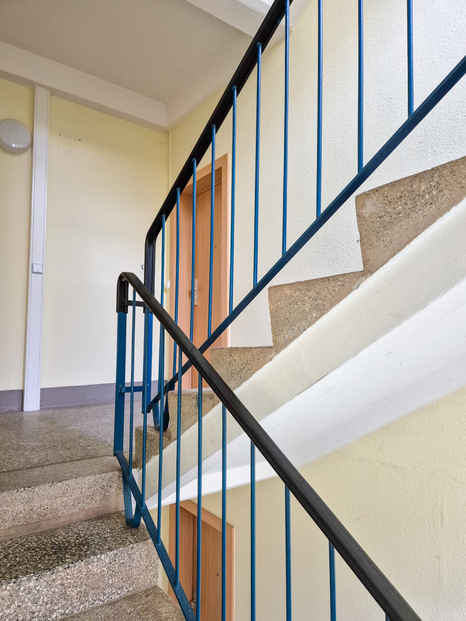 Treppenhaus - 2-Raumwohnung für den kleinen Geldbeutel