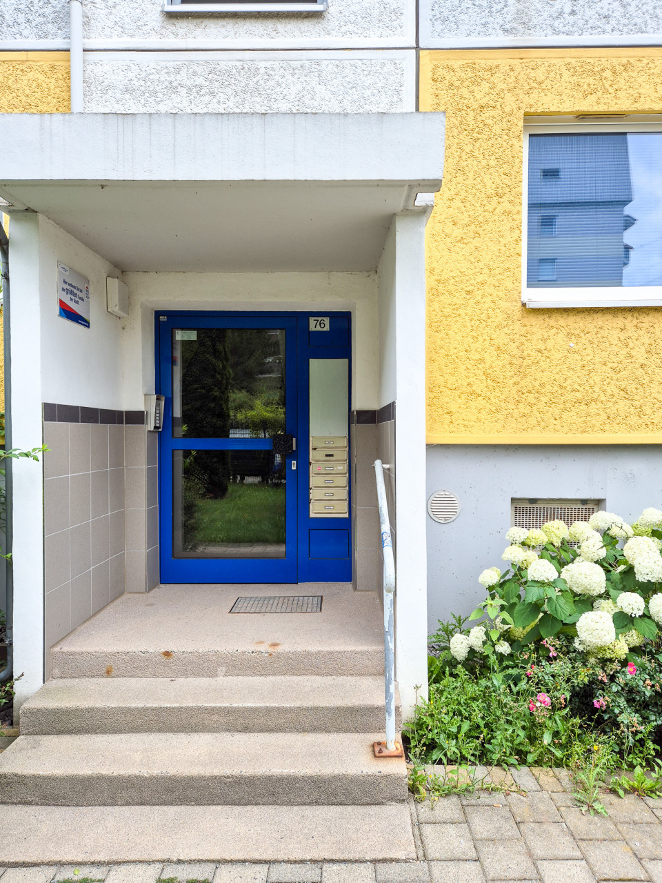 Hauseingang - 2-Raumwohnung für den kleinen Geldbeutel