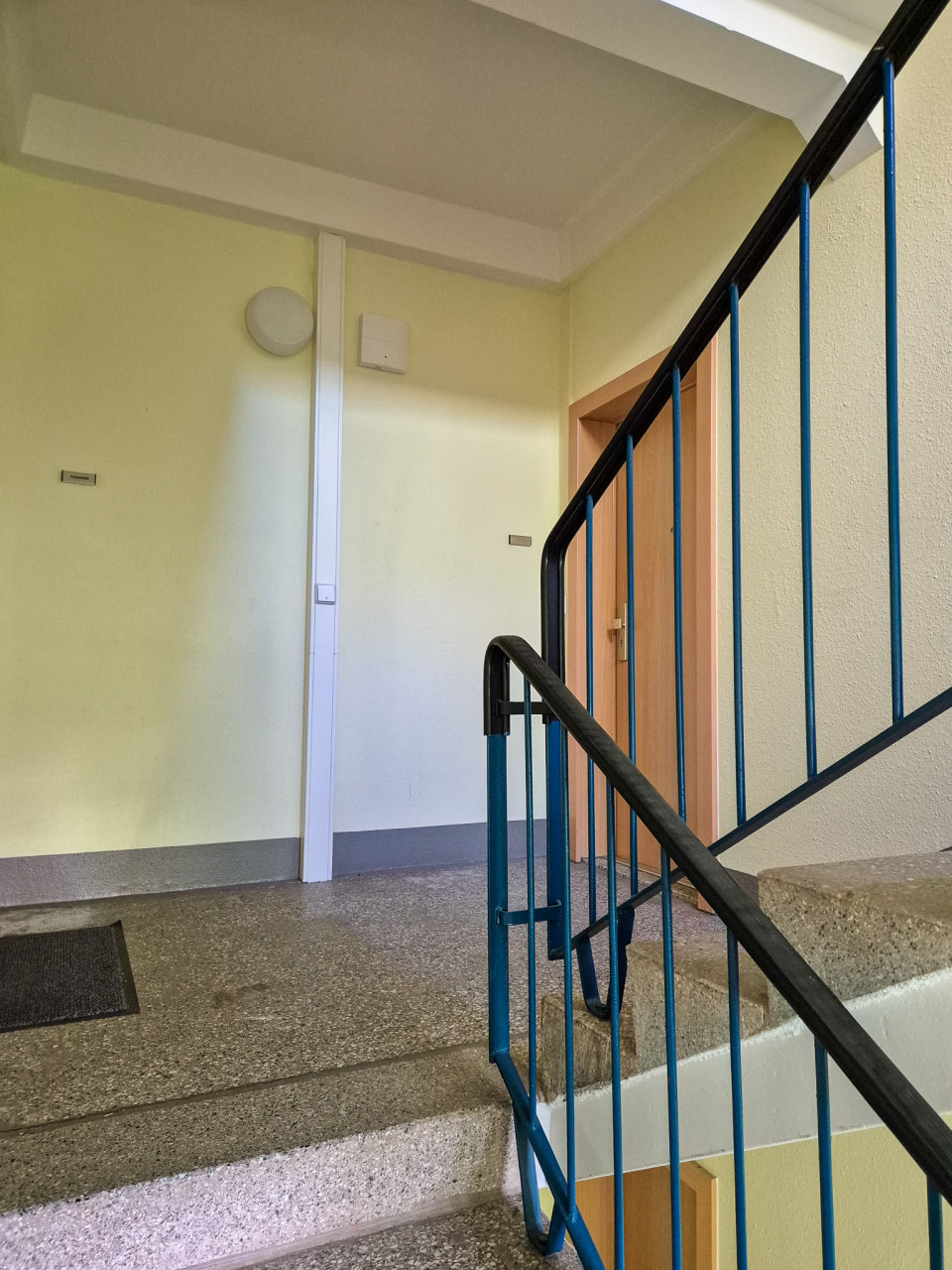Treppenhaus - 2-Raum-Whg. mit Erzgebirgsblick