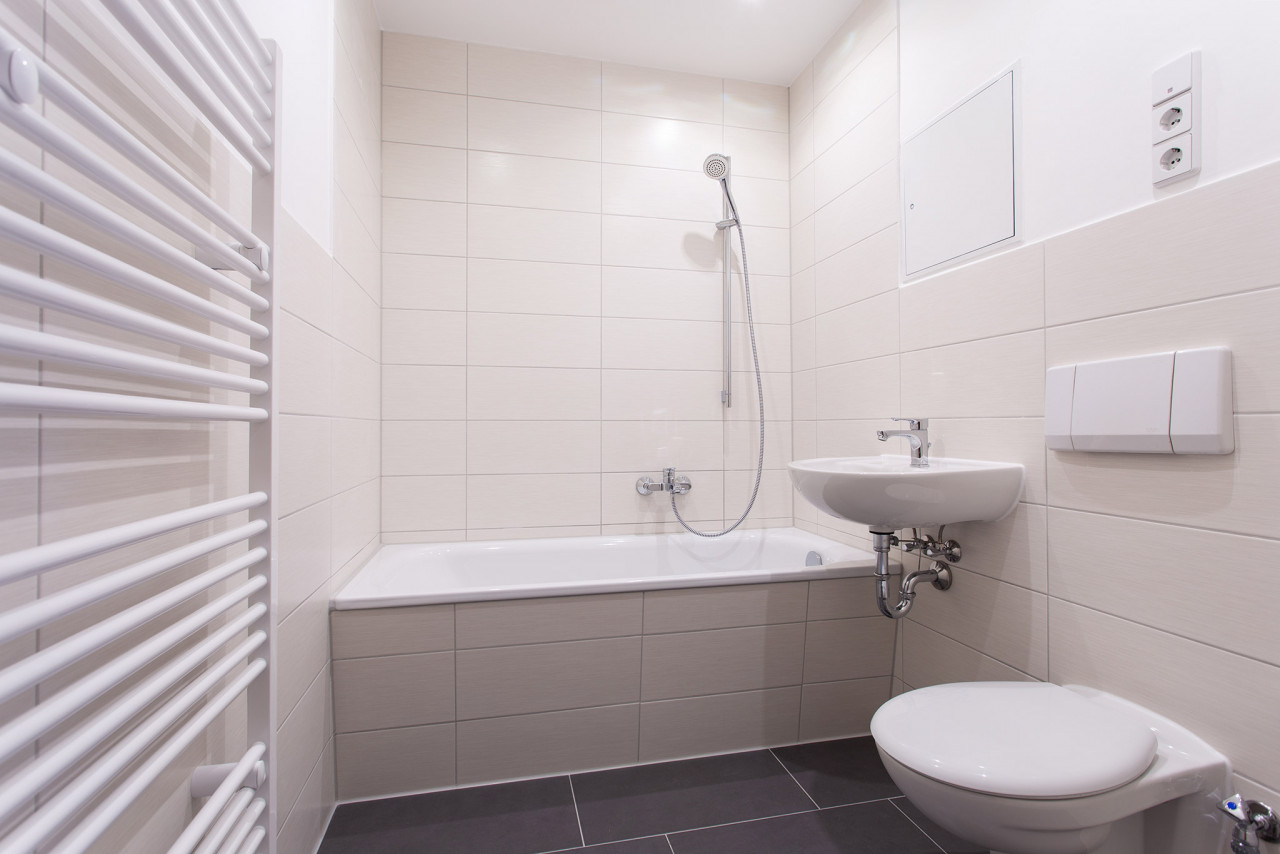 Comparison photo: Bathroom with tub - Renovated 2RW apartment with balcony and garden terrace surrounded by greenery