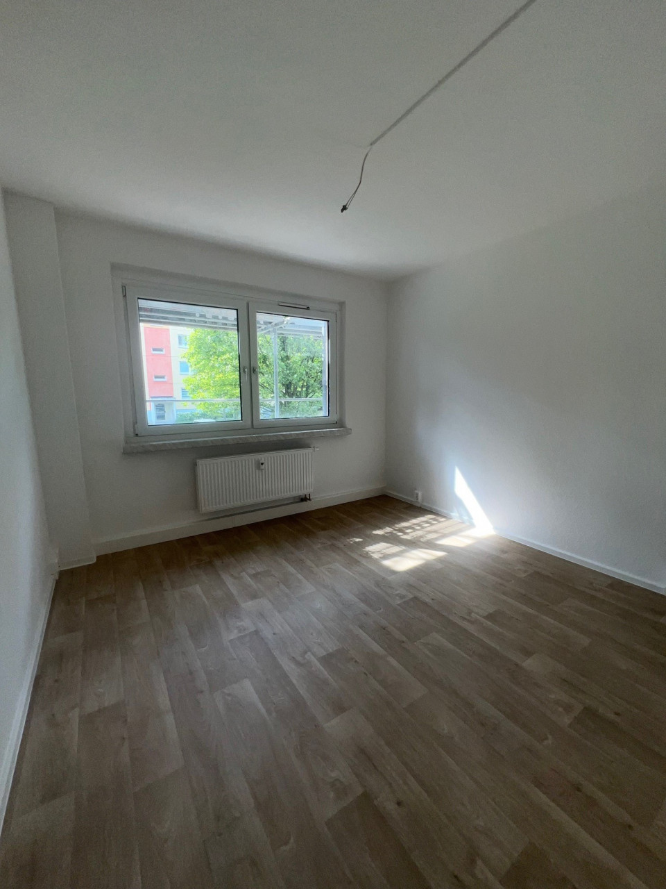 Comparison Photo: Bedroom - 2-Room Apartment in a Green Setting with a Bathtub and an Elevator